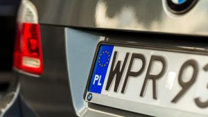 ULTIM’ORA MINISTERO – Targhe auto illegali: se la tua inizia con queste lettere, sei fuorilegge I La tua auto non può circolare più
