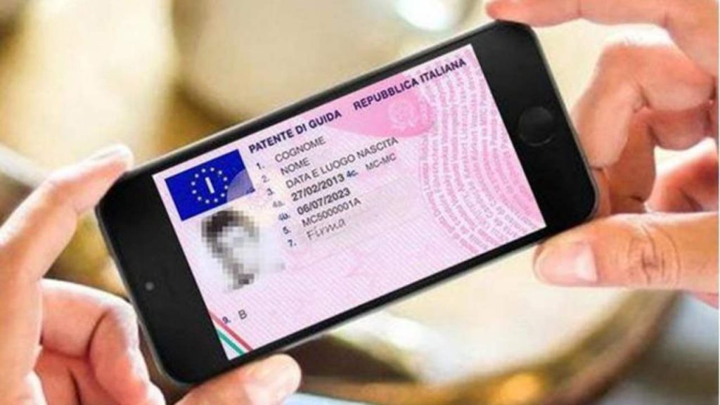 “Favorisca patente e cellulare”: posto di blocco Giugno 2025, ufficiale il controllo sugli smartphone, se non lo mostri all’agente sei nei guai