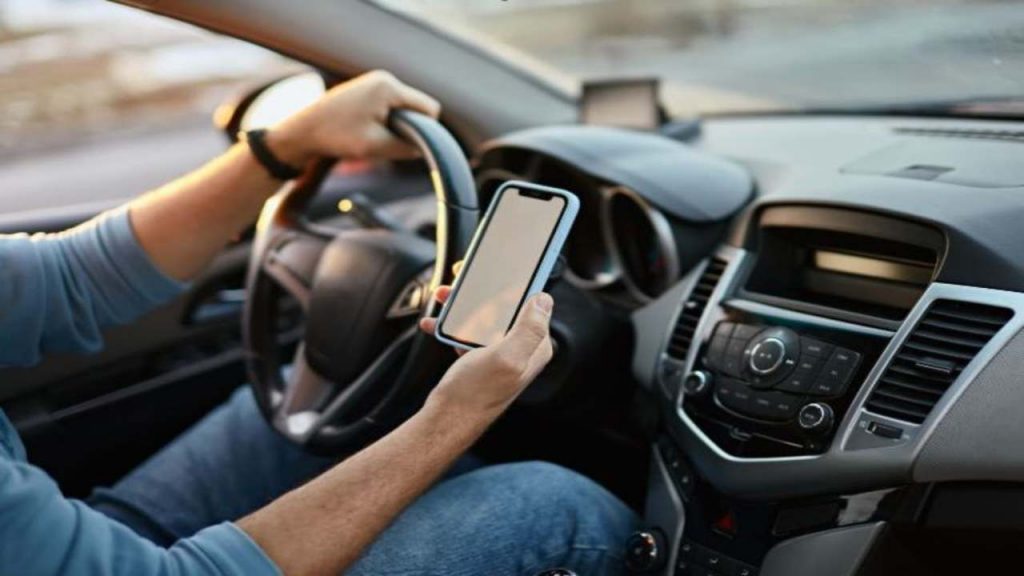 Cellulare alla guida, le nuove sanzioni previste dal CdS