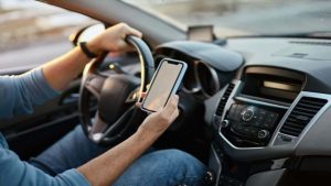 Cellulare alla guida, le nuove sanzioni previste dal CdS