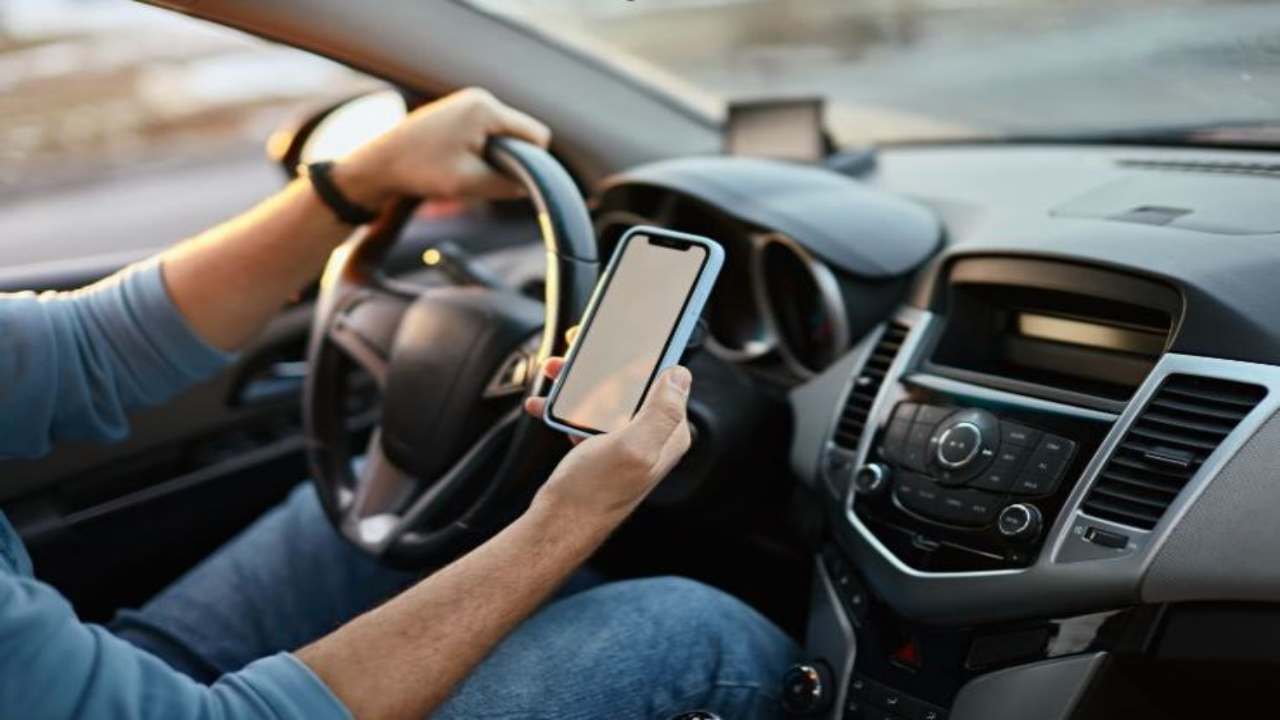 Cellulare alla guida, le nuove sanzioni previste dal CdS