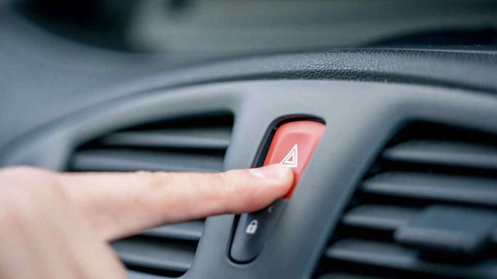 ADDIO 4 FRECCE AUTO: passa il Dpcm, da Luglio se premi il tasto stacca la sanzione in automatico I È legge, non lo puoi più usare
