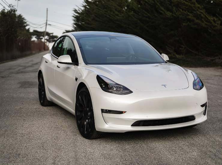 Tesla Model 3 (Depositphotos)-solomotori.it