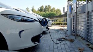 Auto elettriche, in Italia abbiamo un problema sulla ricarica | In pochi possono contare su un sistema privato