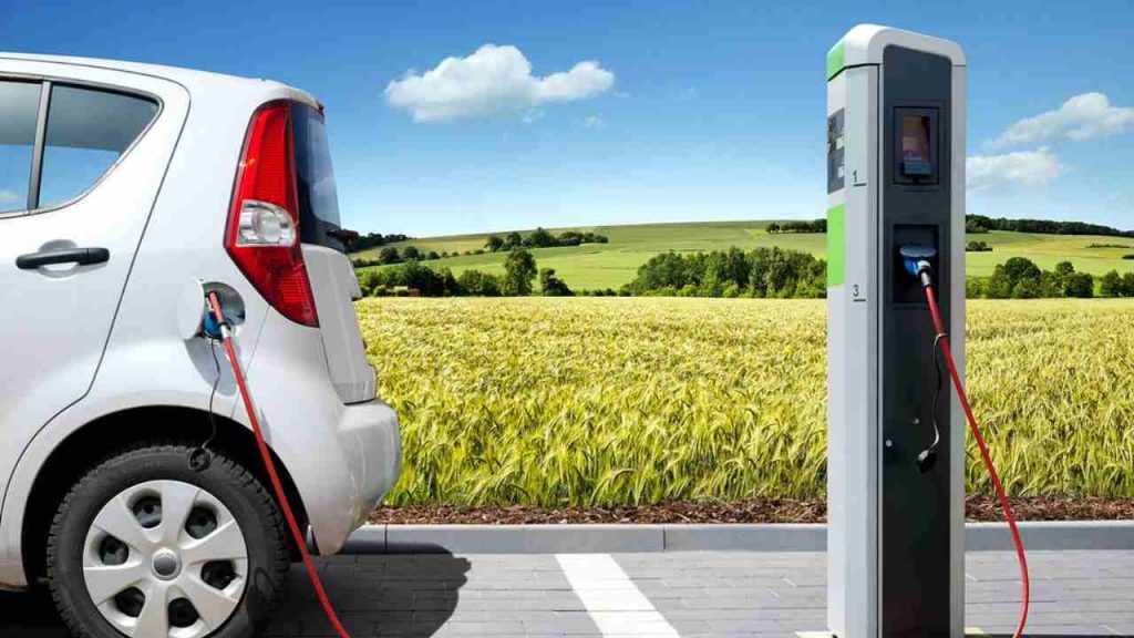 Auto elettriche, bisogna calare la produzione delle batterie | Ce ne sono troppe e ne vengono usate poche