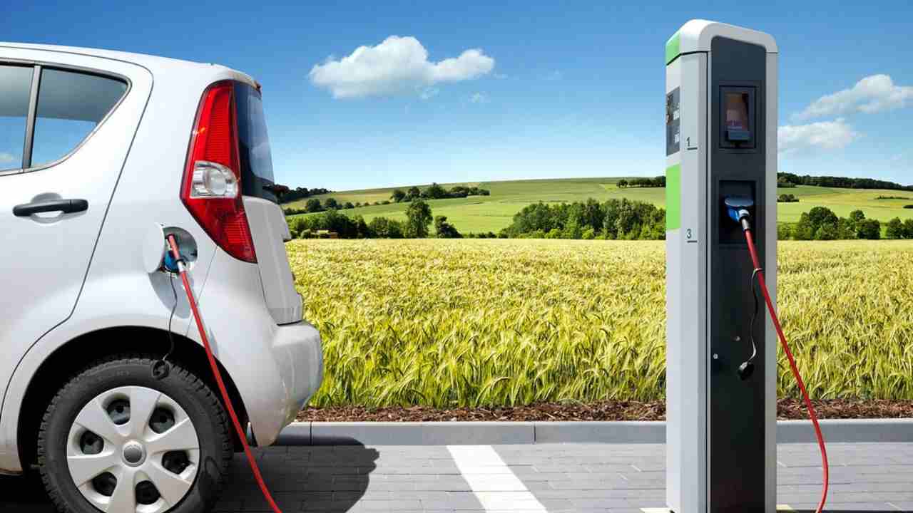 Auto elettriche, bisogna calare la produzione delle batterie | Ce ne sono troppe e ne vengono usate poche