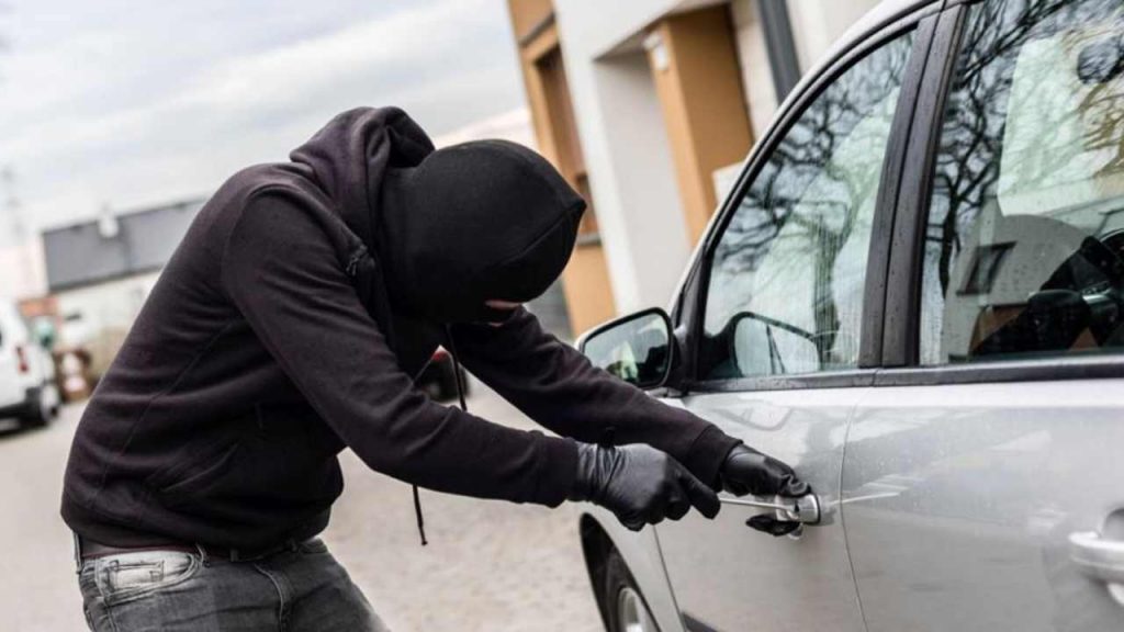 Furti d’auto e non solo: i ladri banchettano anche con i pezzi delle vetture | Ecco i più rubati