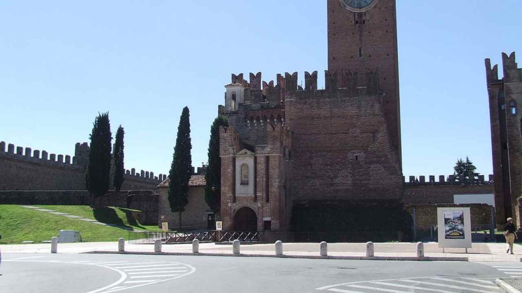 Paura a Villafranca: incidente terribile, coinvolte quattro vetture | Persona estratta viva dalle lamiere
