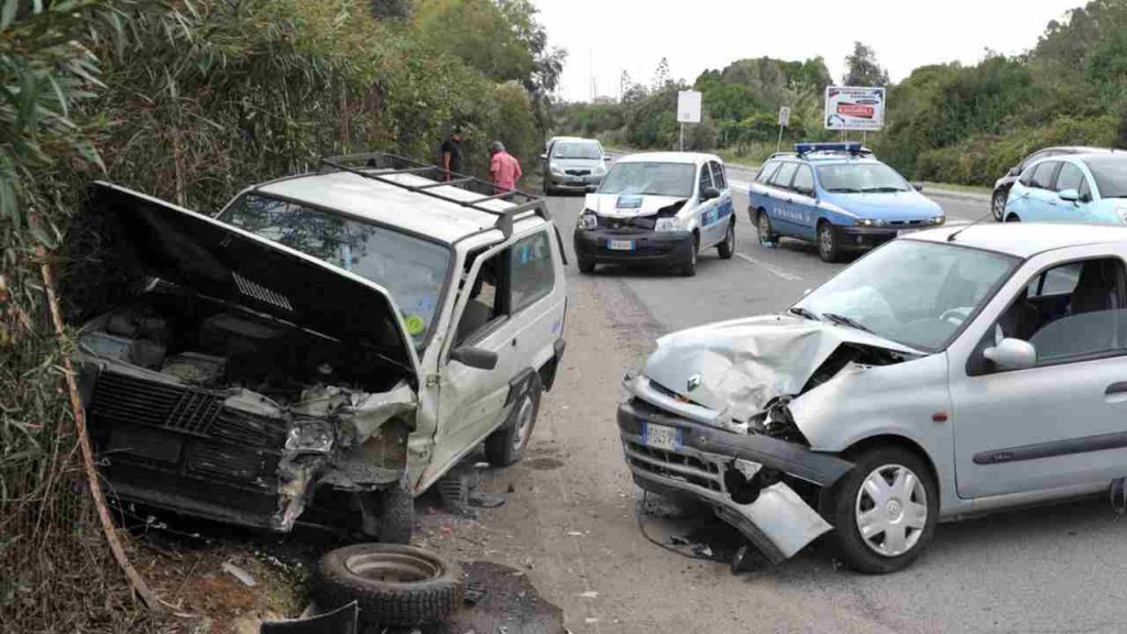 Incidente terribile a Cigliano: coinvolte 3 auto | Nessun ferito grave