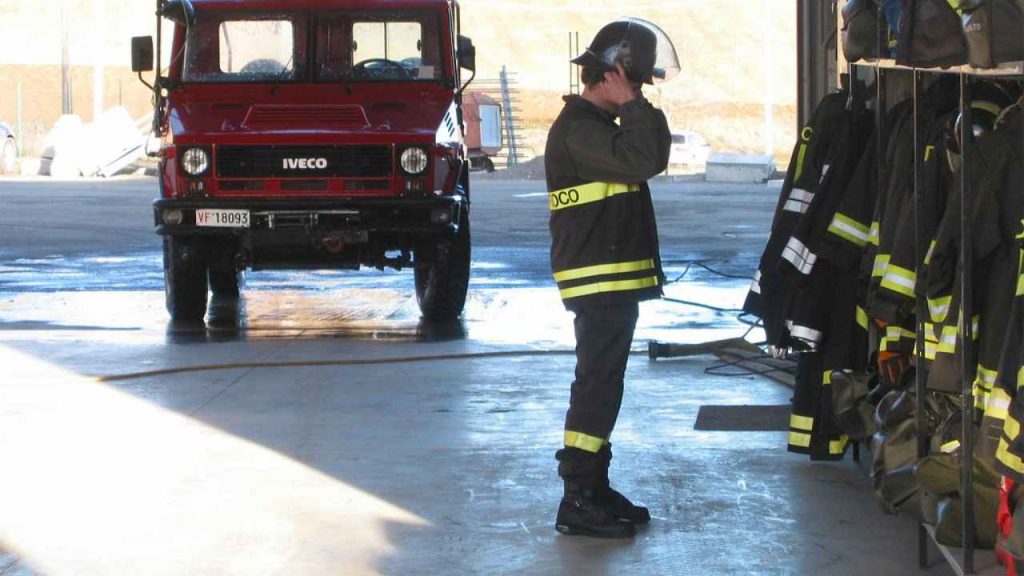 Mega incidente a Lodi: uomo estratto dai vigili del fuoco, ma rifiuta di andare in ospedale