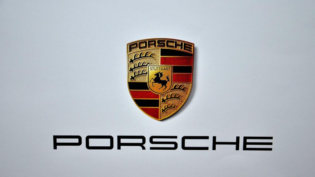 Si arrende anche la Porsche: di nuovo al lavoro sui motori a combustione | Abbandonato l’elettrico su alcuni modelli