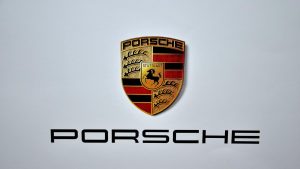 Si arrende anche la Porsche: di nuovo al lavoro sui motori a combustione | Abbandonato l’elettrico su alcuni modelli