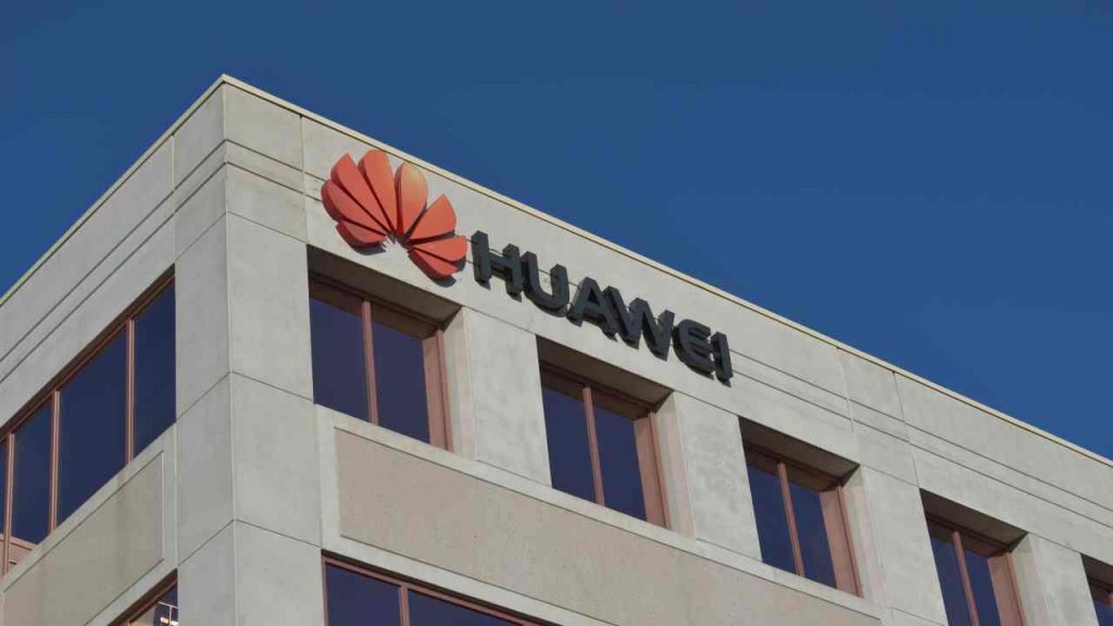 Dai telefoni alle automobili: Huawei invade il mercato dei motori | Tante aziende si affidano ai loro software