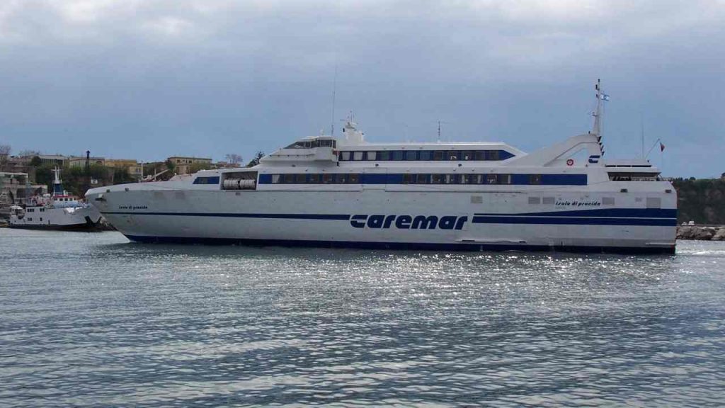 Tragedia sfiorata a Procida: macchina ribaltata sul traghetto | Probabile l’errore del guidatore
