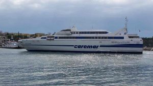 Tragedia sfiorata a Procida: macchina ribaltata sul traghetto | Probabile l’errore del guidatore