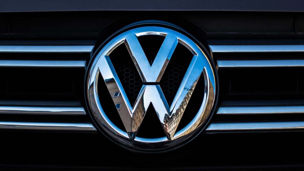 Caos in Volkswagen: sospesa l’attività in due fabbriche | Prodotte troppe auto elettriche