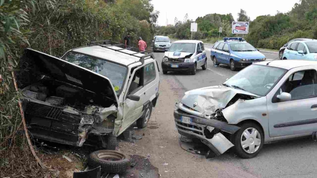 Follia di un 15enne a Pisa: prende la macchina e inizia a guidare per le strade | Si da alla fuga dopo aver causato un incidente