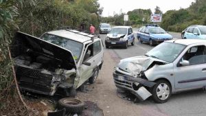 Follia di un 15enne a Pisa: prende la macchina e inizia a guidare per le strade | Si da alla fuga dopo aver causato un incidente