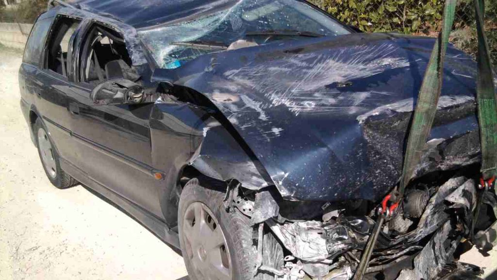 Terribile incidente nel comune di Cortona: 2 persone intrappolate tra le lamiere | Decisivo l’intervento dei Vigili del Fuoco