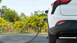 Auto elettriche, in 2 anni sono più sostenibili di quelle a benzina | Sfatato il mito delle batterie