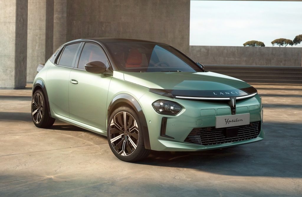 Lancia Ypsilon HF è ufficiale | 240 CV elettrici e assetto da corsa: il mito del rally rinasce nel 2025