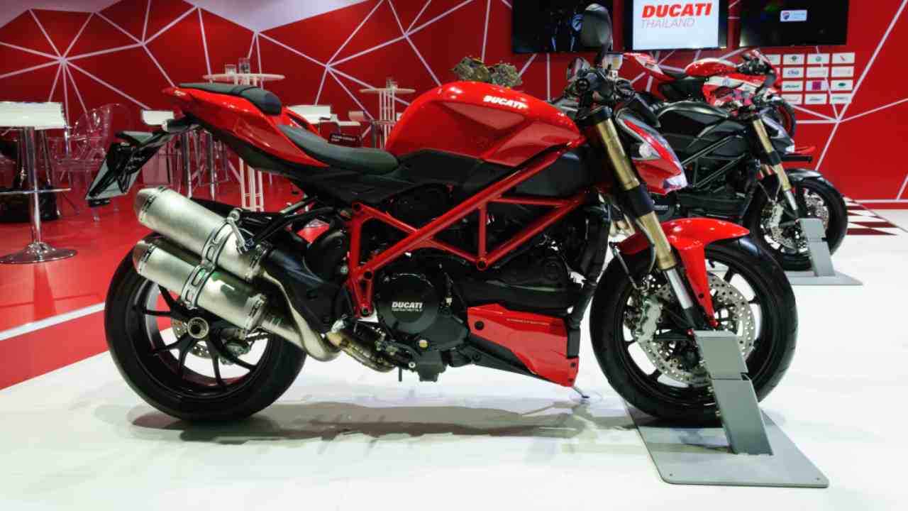 Martedì ha preso il via il salone delle moto a Milano: gli appassionati accorrono numerosi