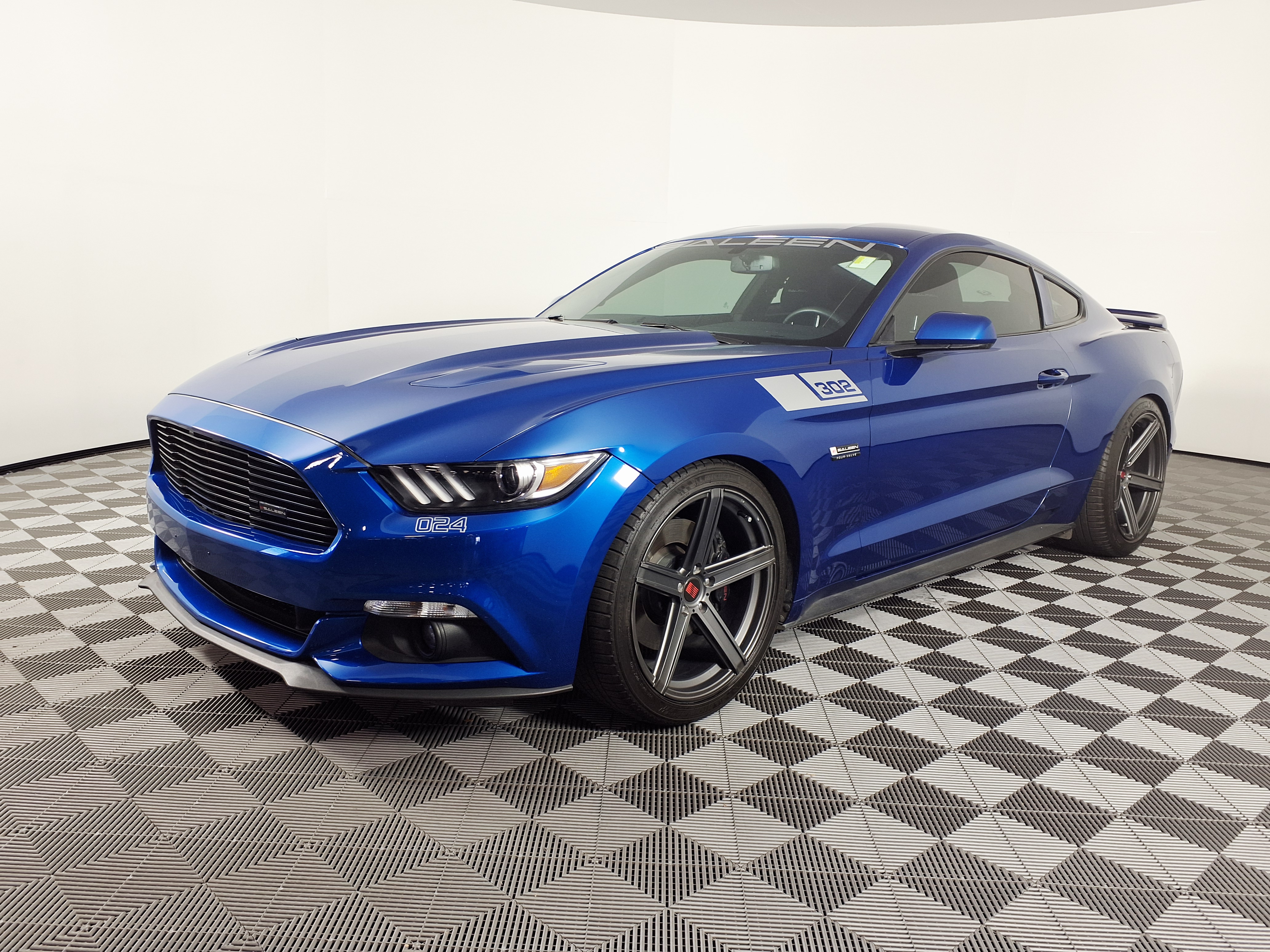 Ford Mustang Saleen S302 moderna