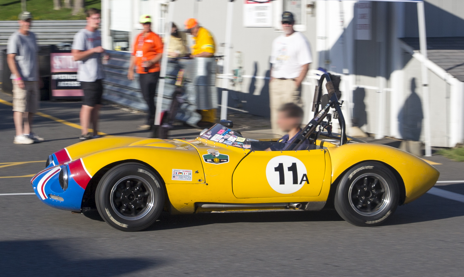 Ginetta G4 gialla del 1965 in circuito