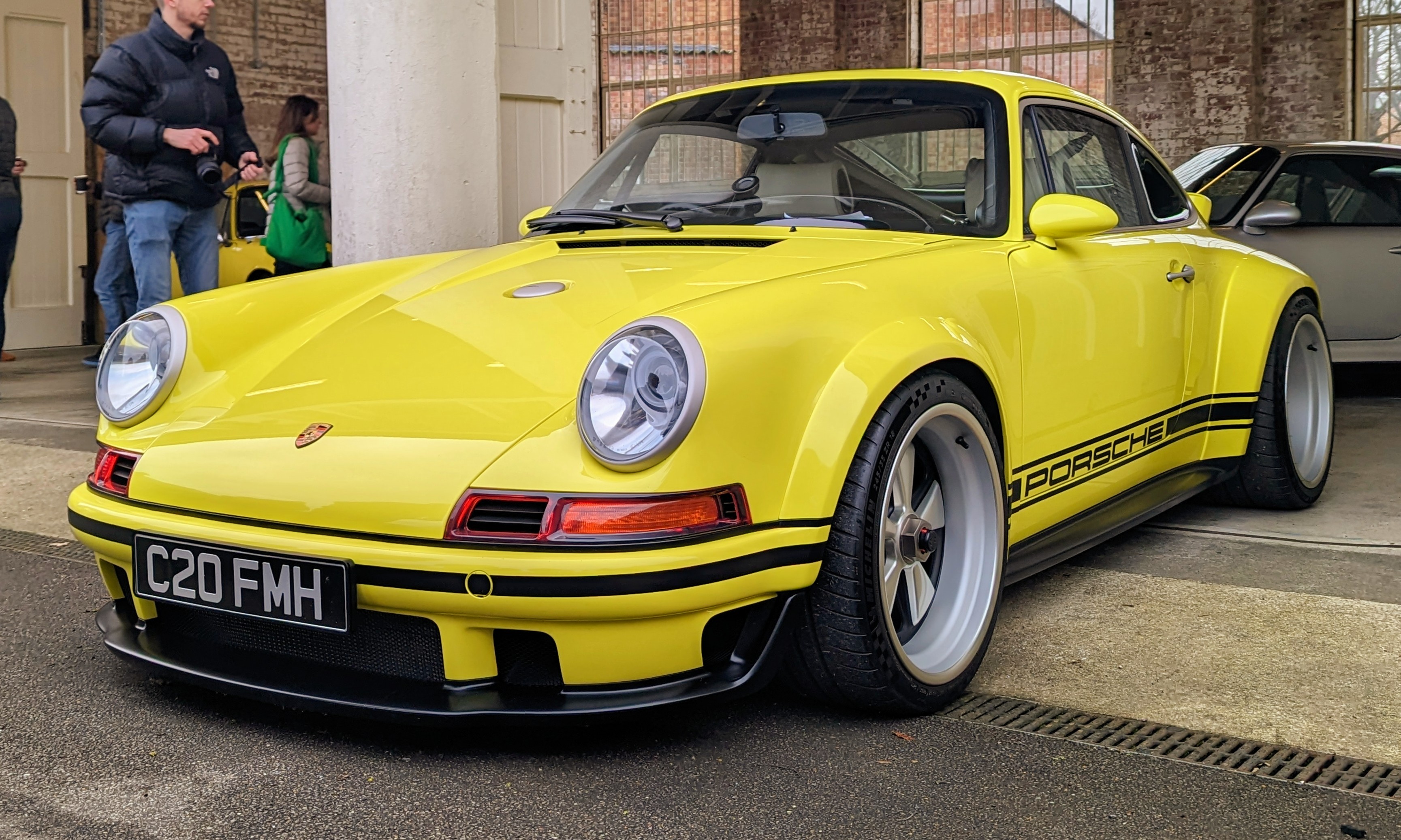 Vista posteriore di una Porsche 911 Singer DLS