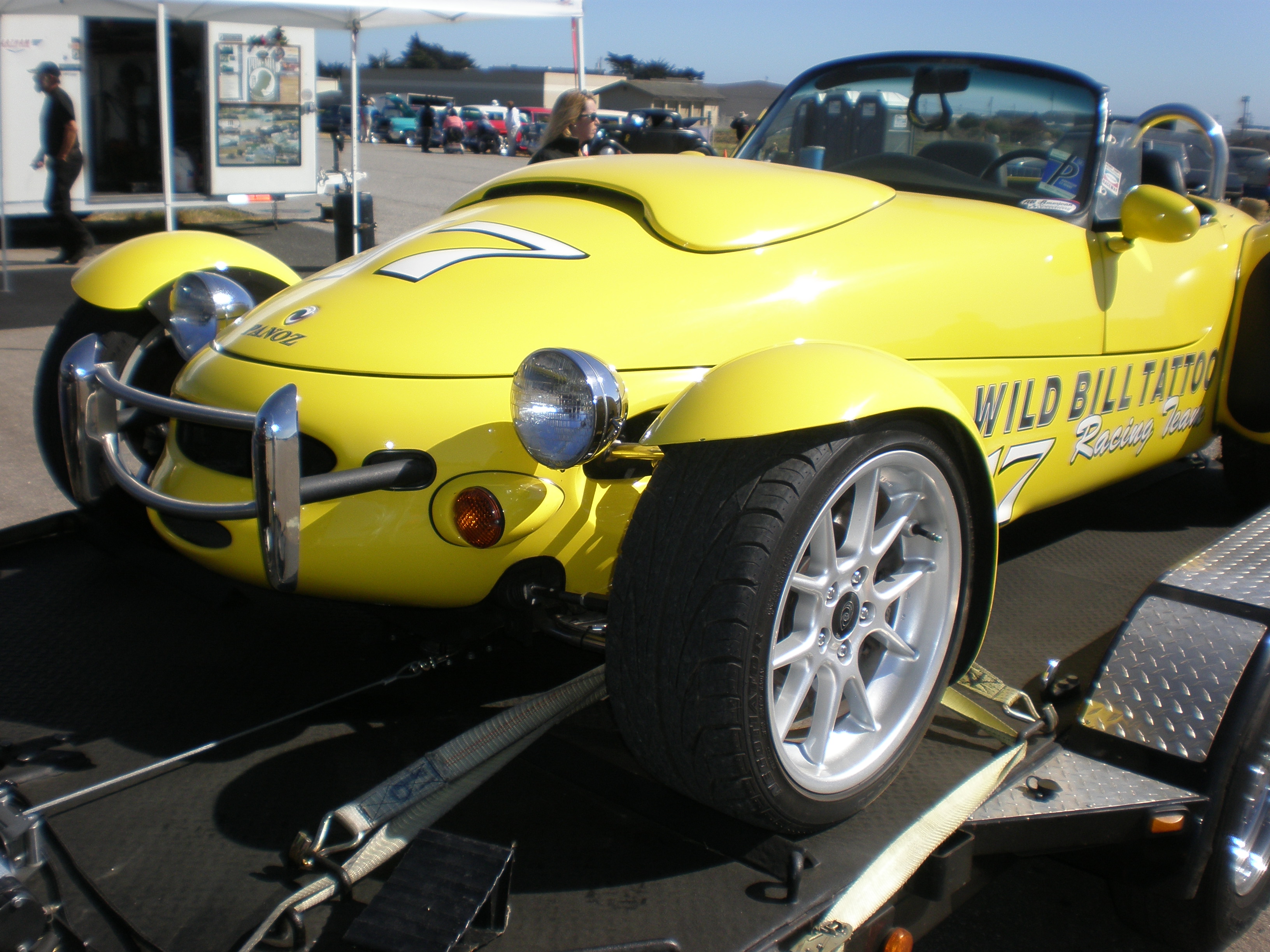 Panoz AIV Roadster gialla vista anteriore