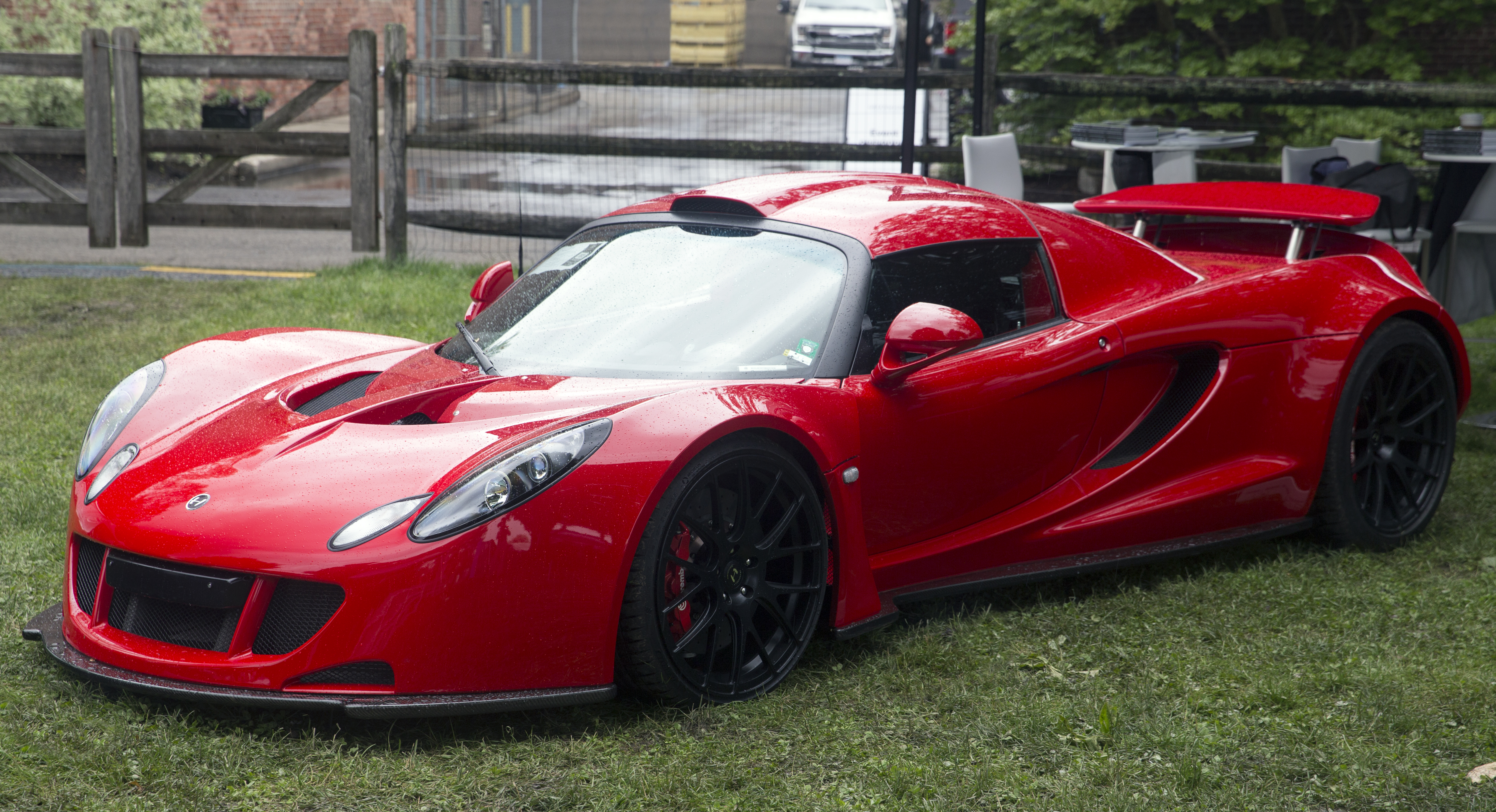 Hennessey Venom GT rossa vista anteriormente