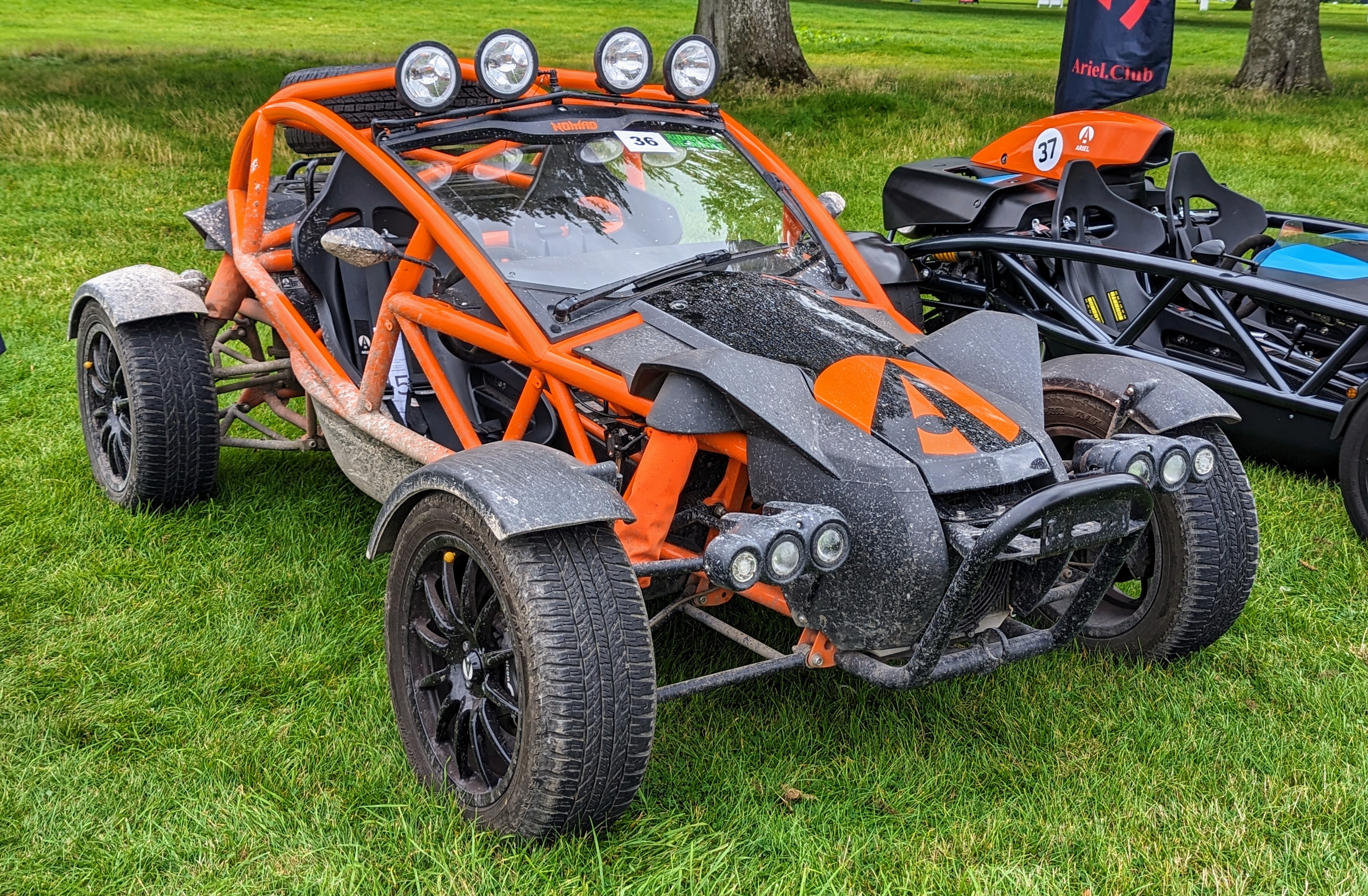 Ariel Nomad del 2016 con ruota di scorta e struttura tubolare