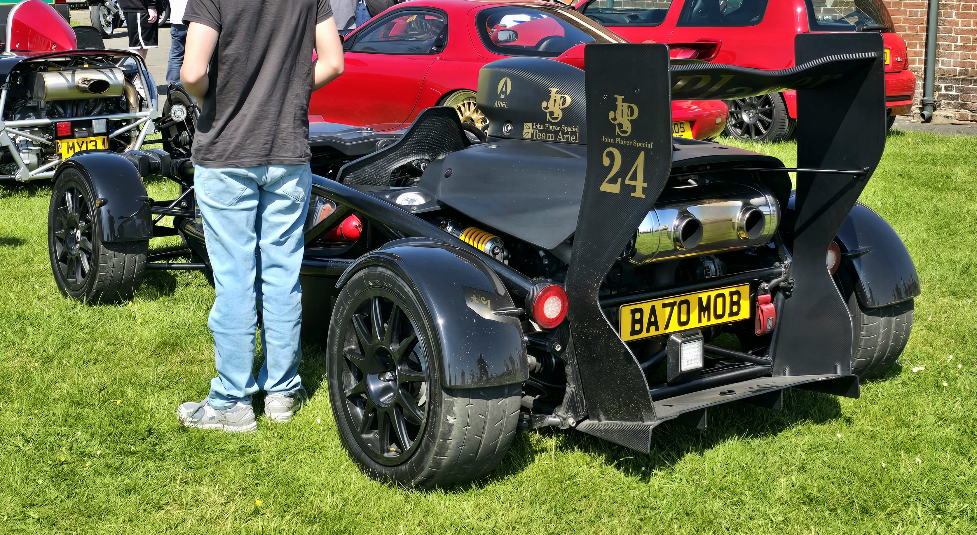 Ariel Atom 4 vista di tre quarti anteriore