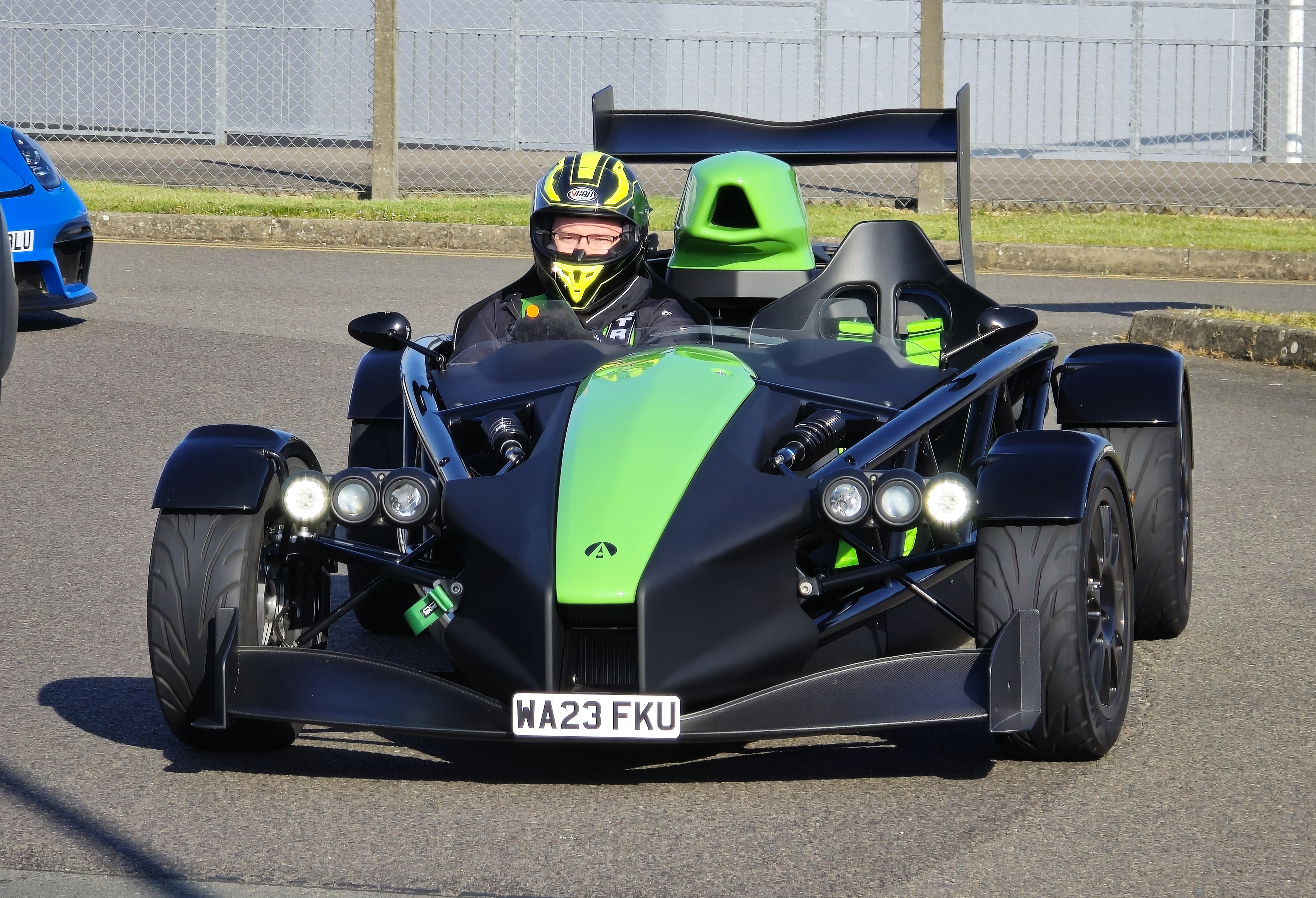Ariel Atom 4 moderna vista lateralmente