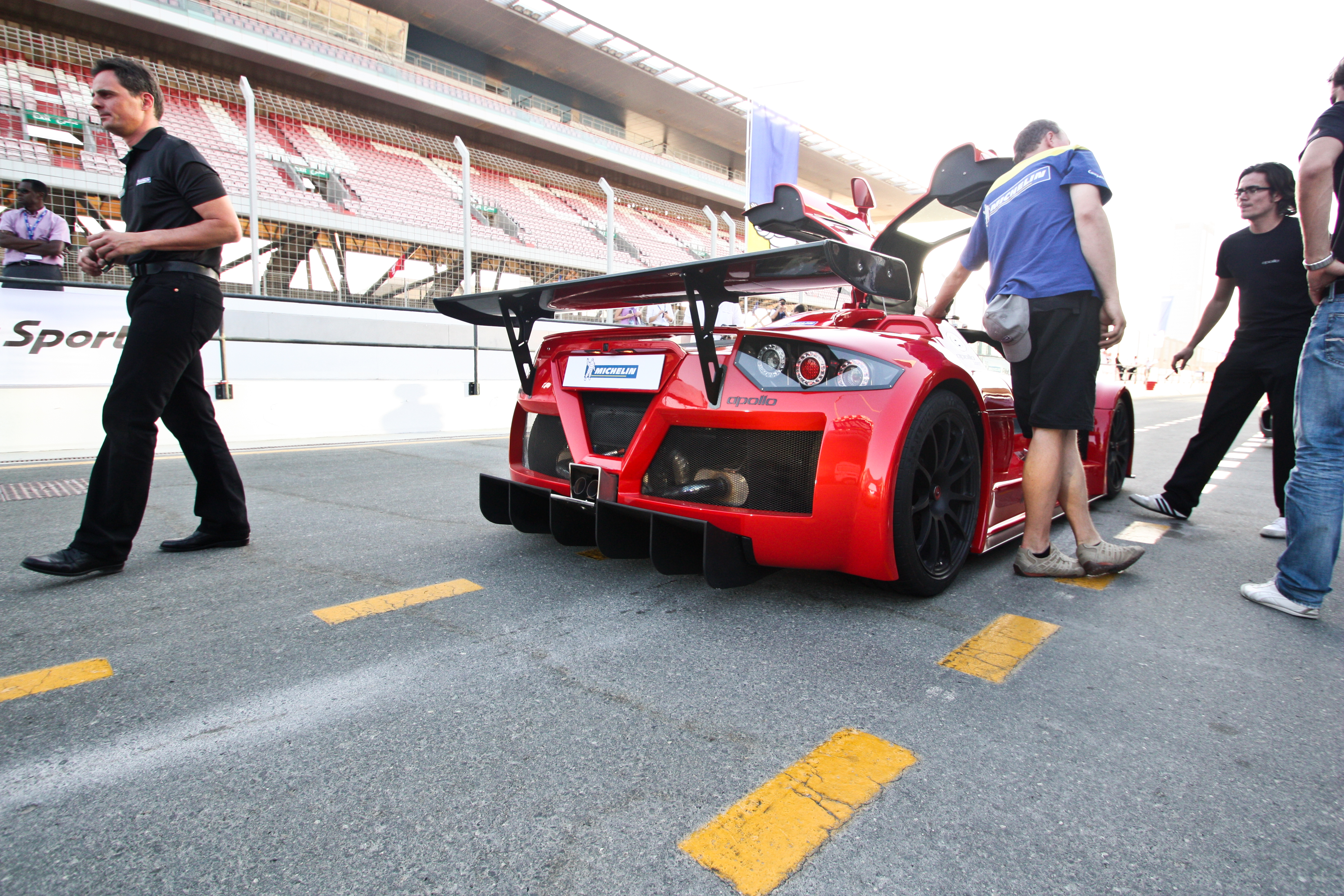 Gumpert Apollo vista anteriore su strada