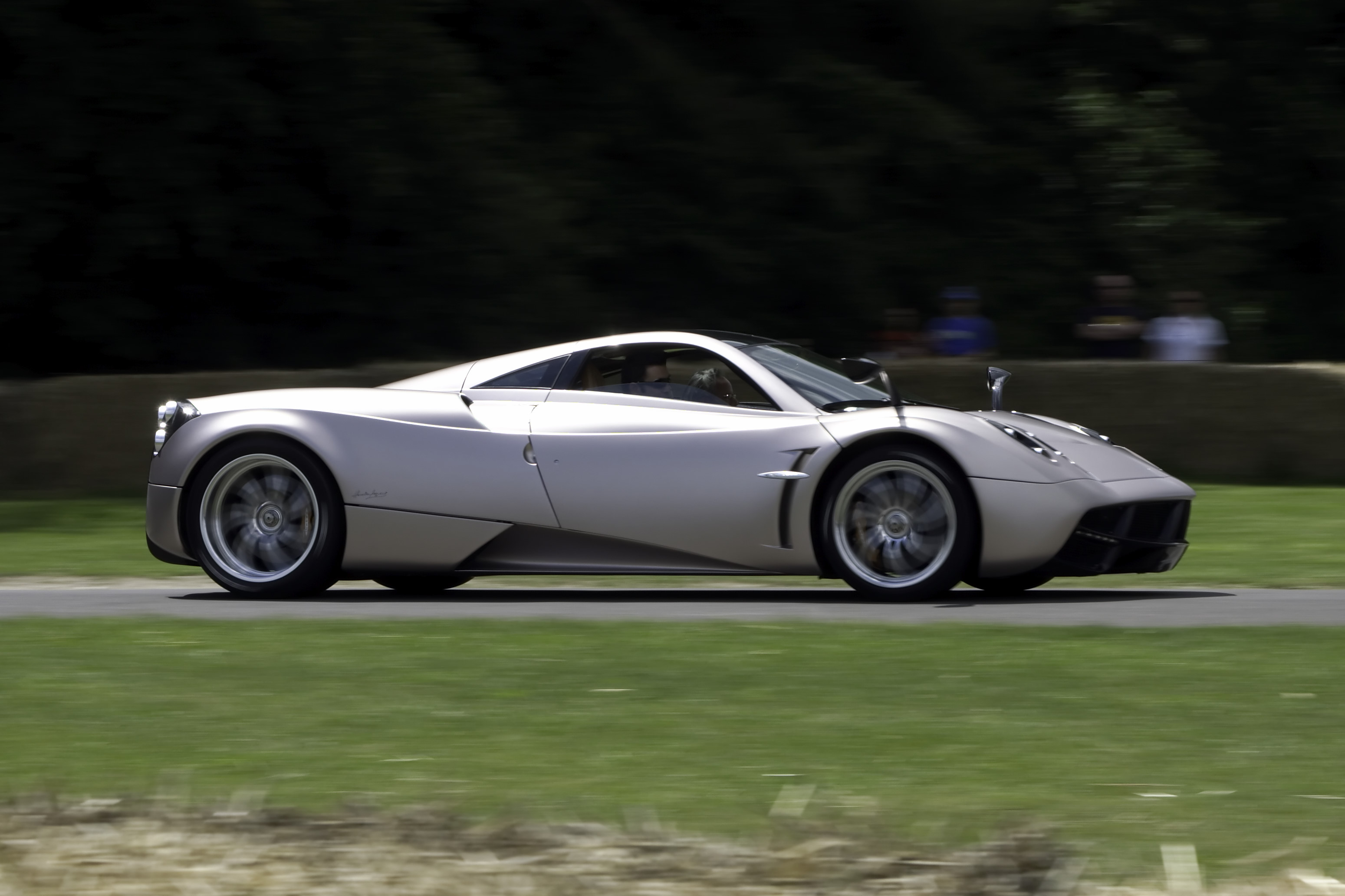 Pagani Huayra vista di tre quarti anteriore