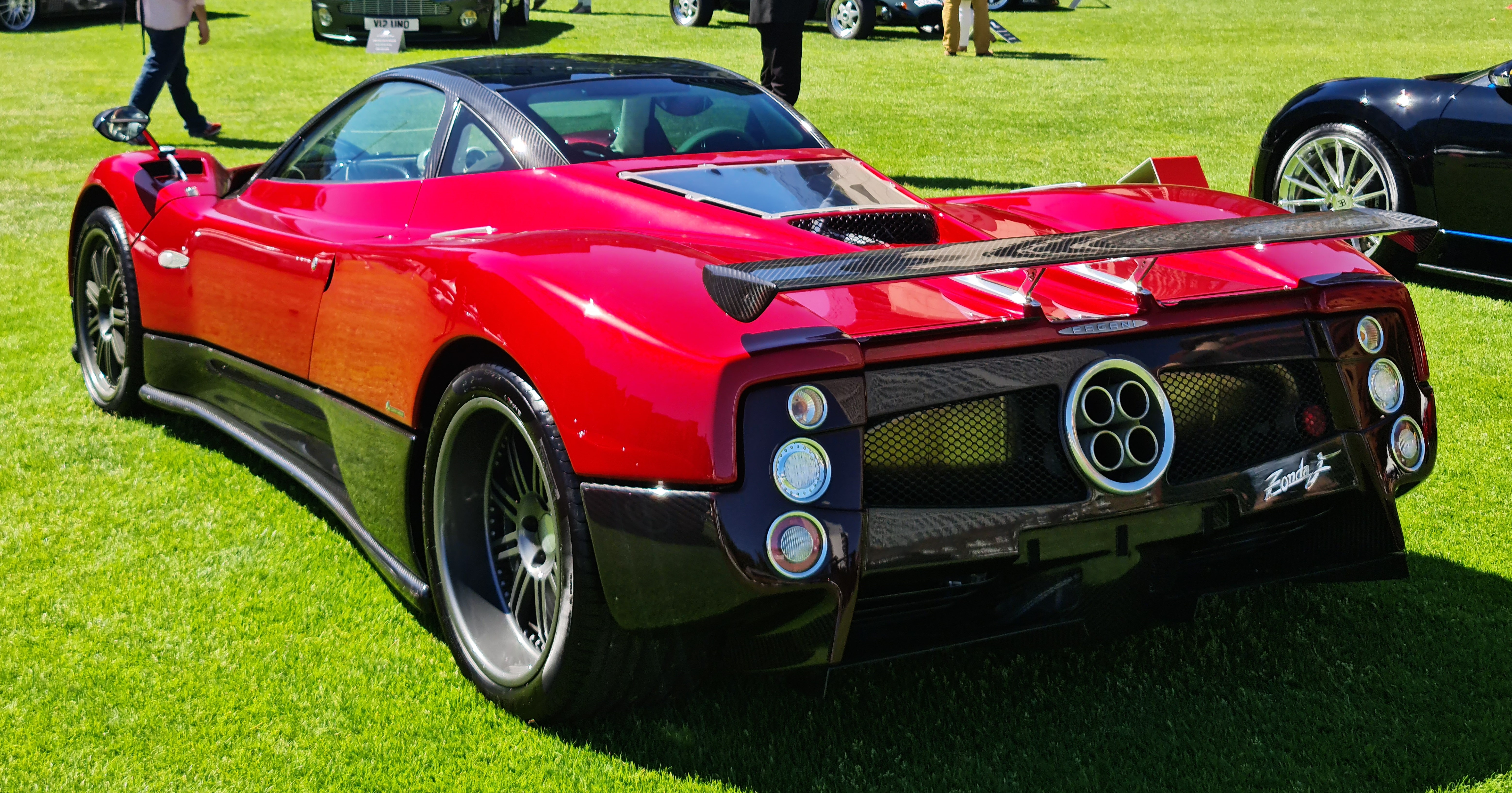Vista posteriore della Pagani Zonda F con quattro scarichi centrali