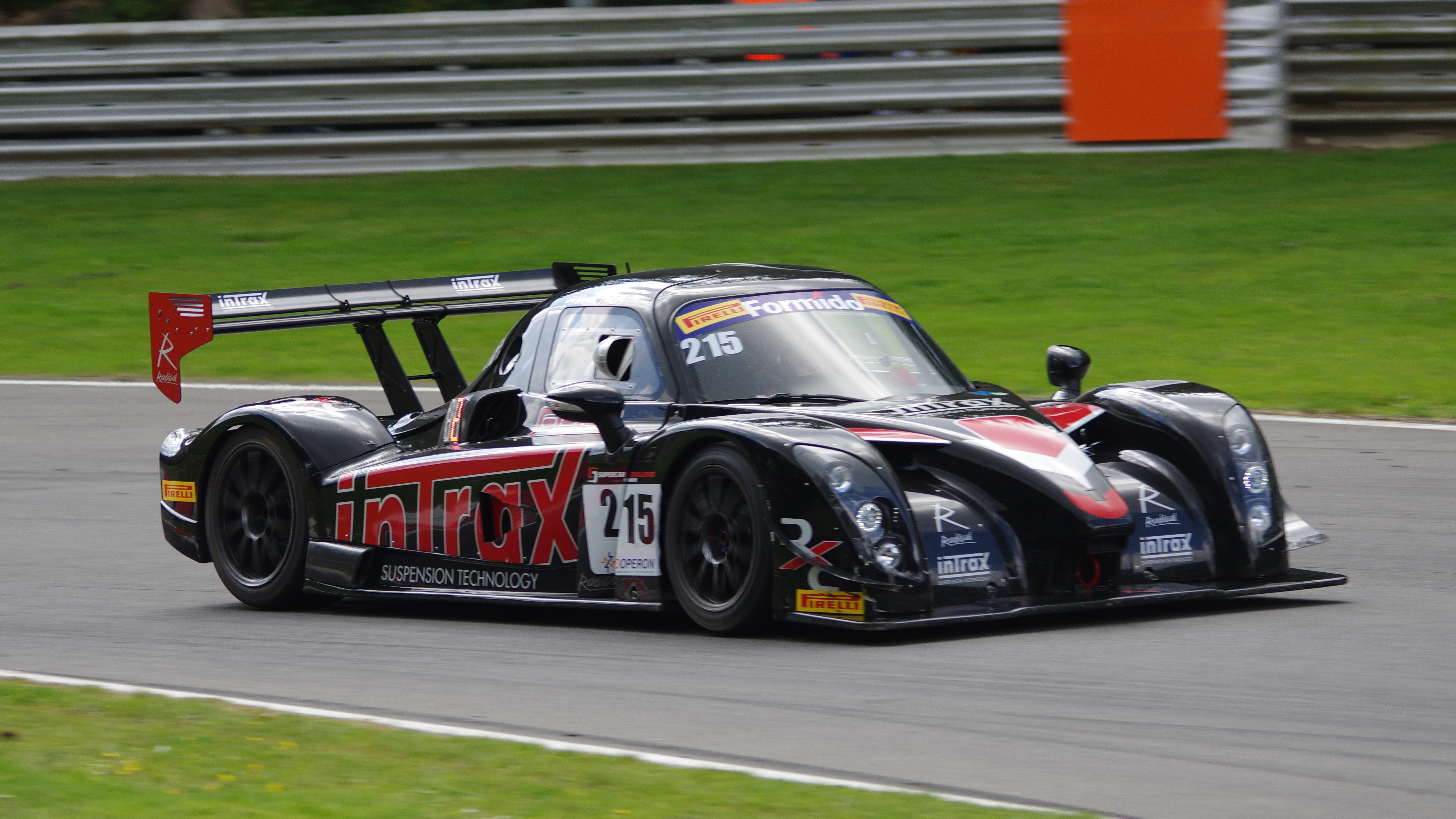 Radical RXC V8 vista di tre quarti