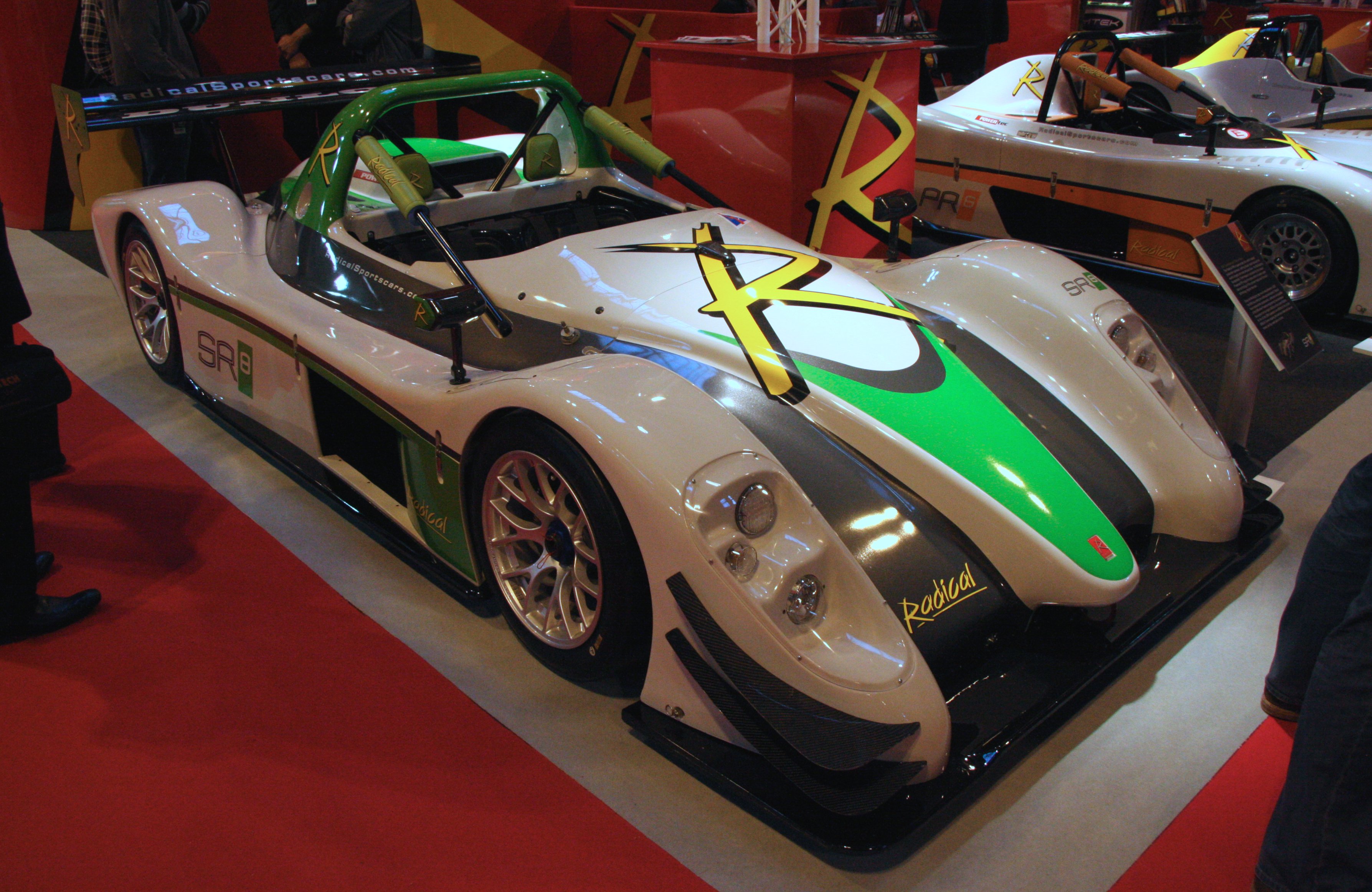 Radical SR8 blu ferma nel paddock