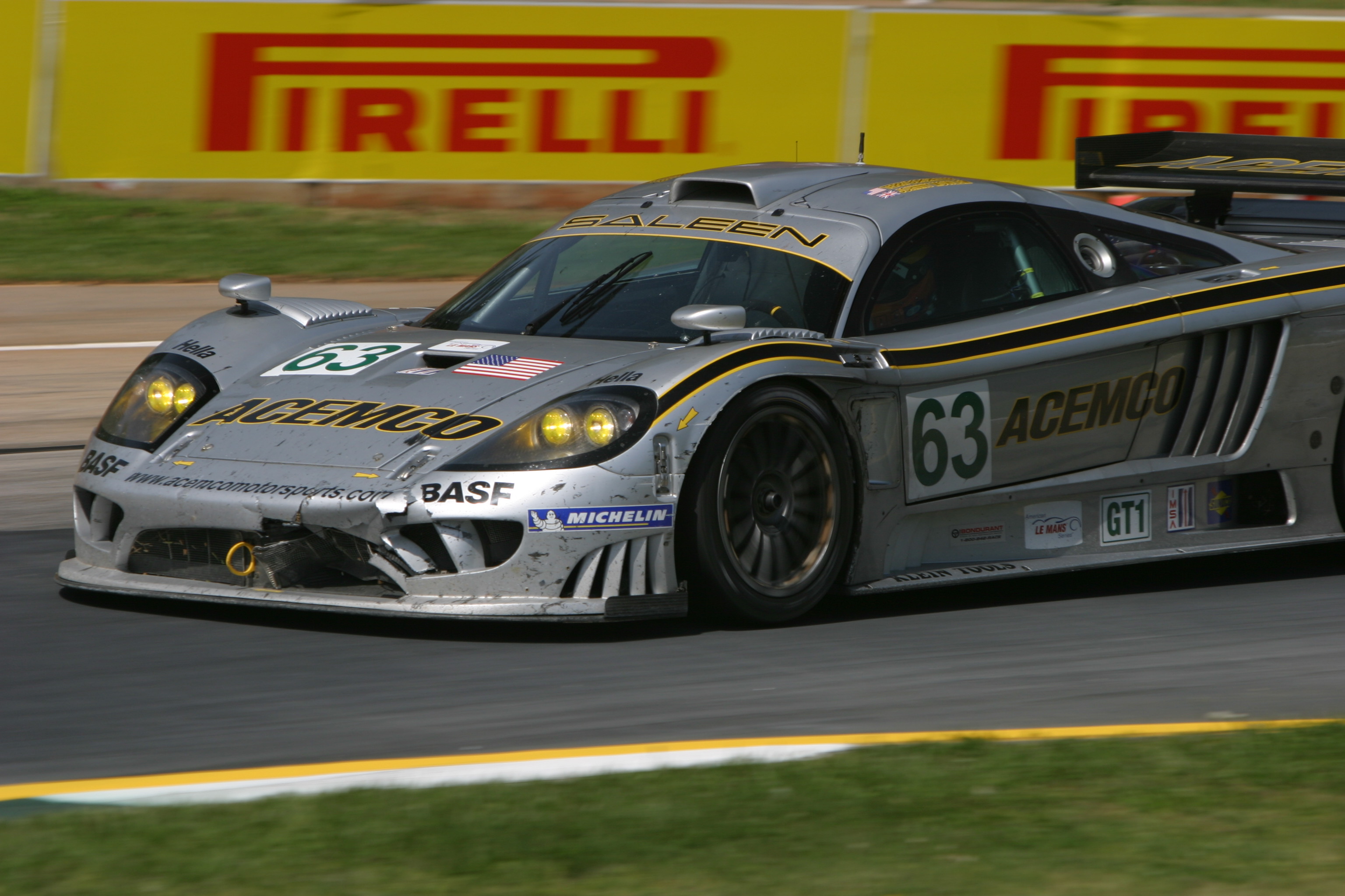 Saleen S7R da competizione in pista